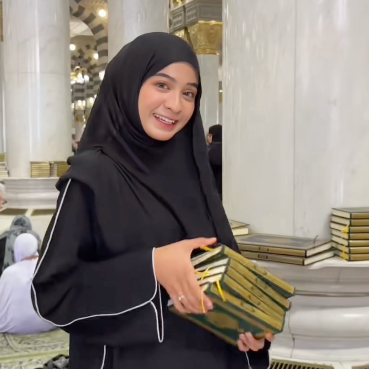 Distribute Qurans in Makkah & Madinah Eternal Blessings